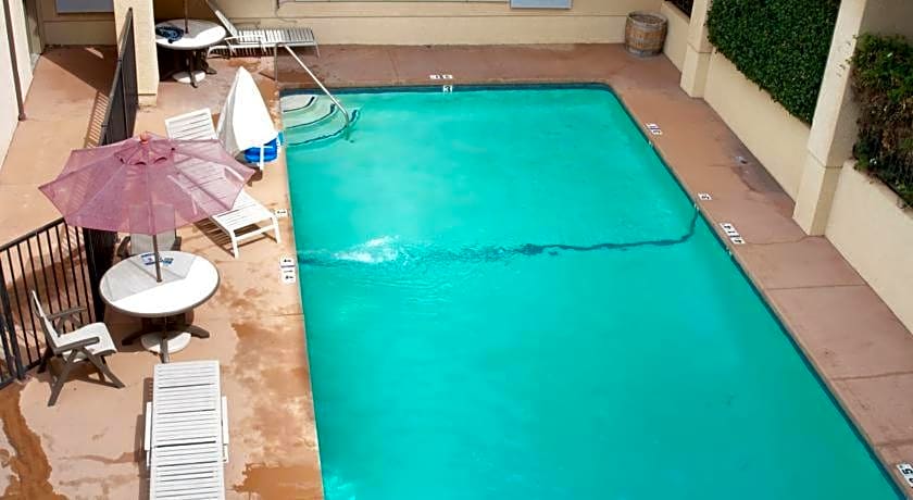 Lamplighter Inn & Suites
