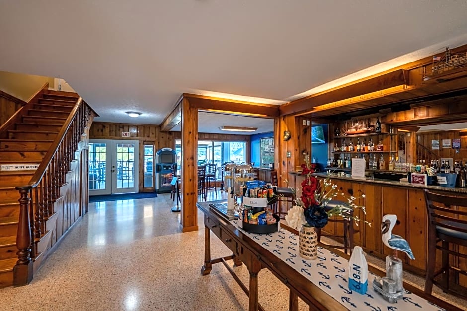 Riverboat Inn & Suites