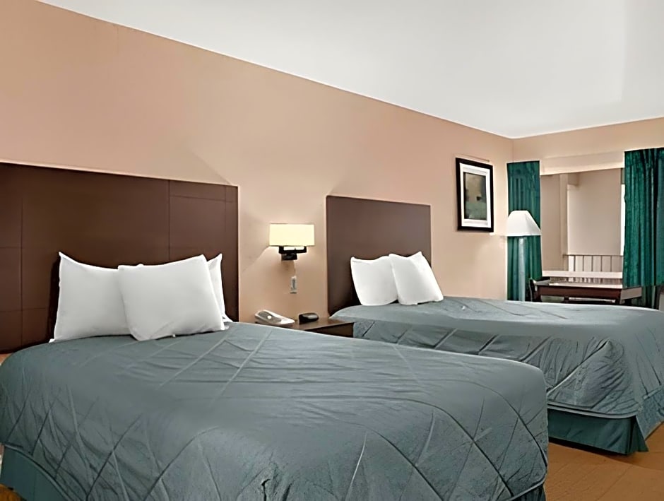 Econo Lodge Inn & Suites