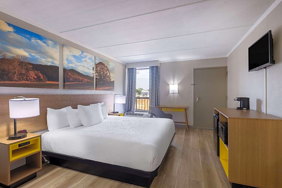Days Inn & Suites by Wyndham Fayetteville NW Ft Bragg