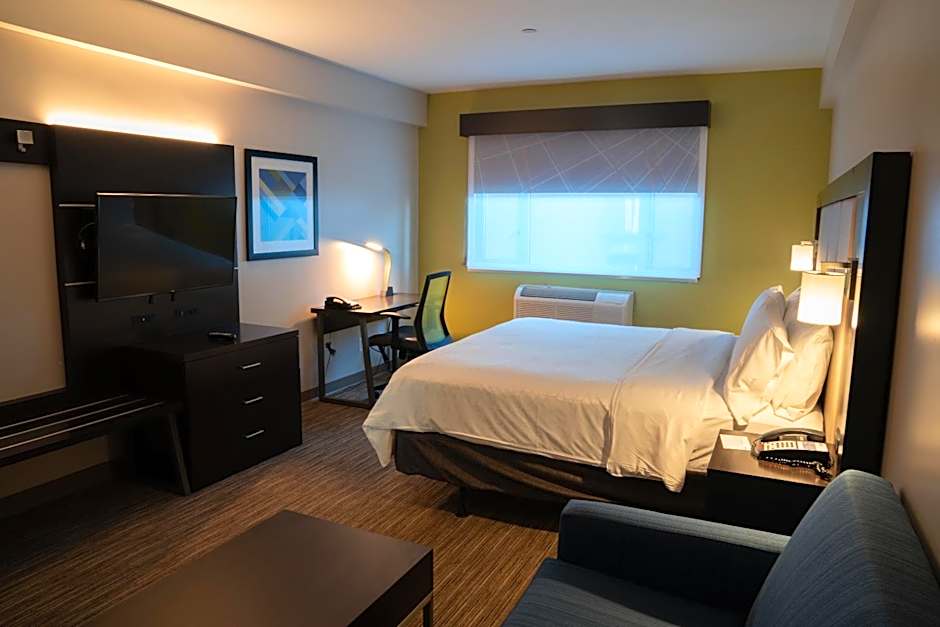 Holiday Inn Express Maspeth Hotel