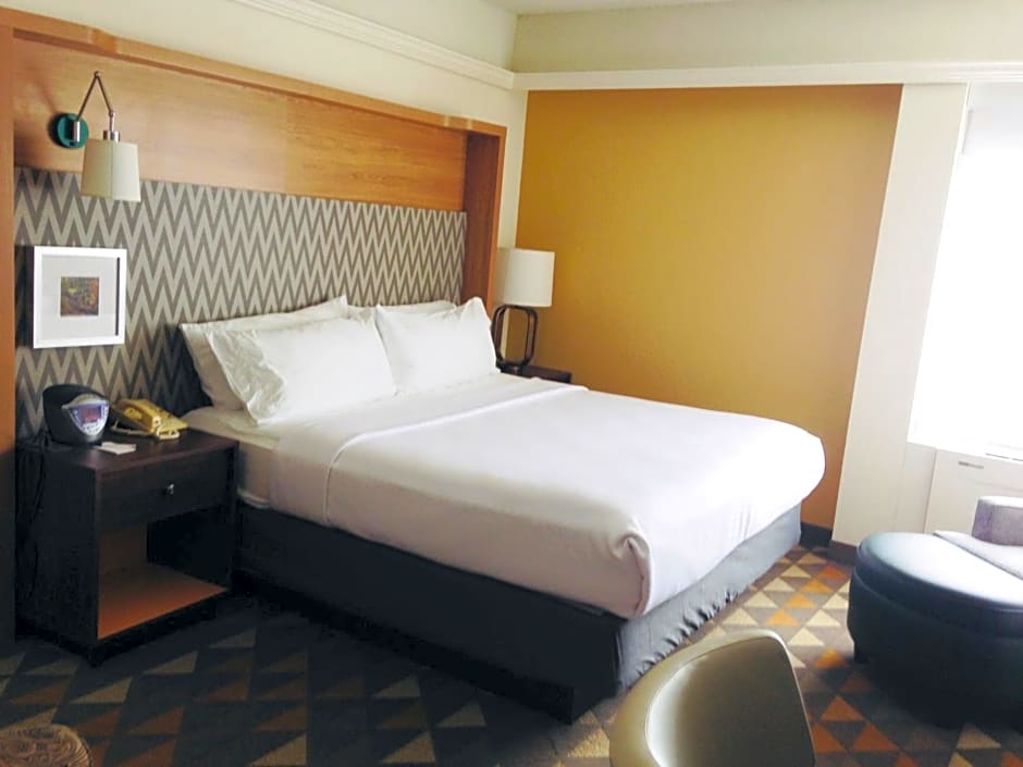 Holiday Inn & Suites PITTSFIELD-BERKSHIRES