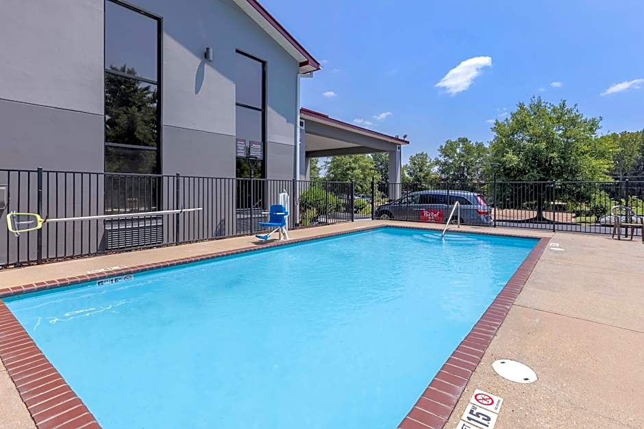 Red Roof Inn & Suites Clinton, MS