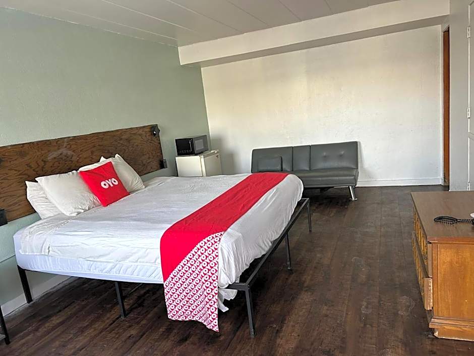 OYO Hotel Downtown Peoria IL I-74