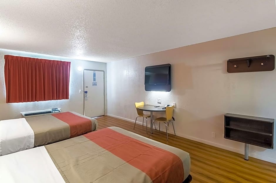 Motel 6-Clinton, OK