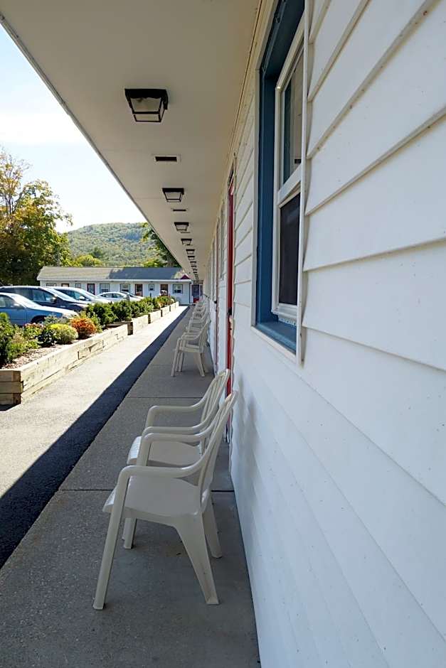 Monument Mountain Motel