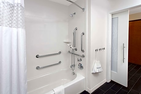 1 King Mobility Access Tub Suite Nonsmoking