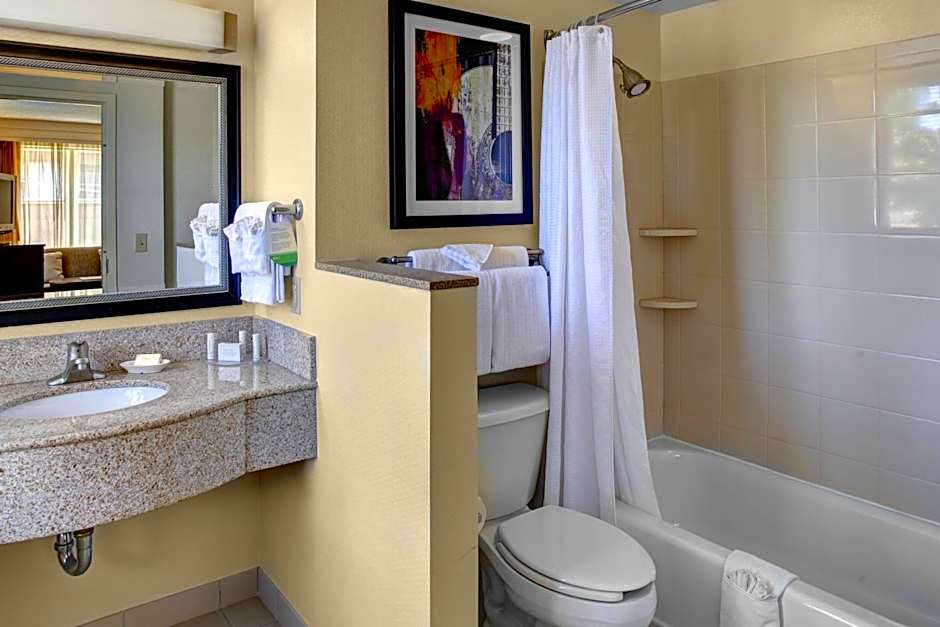 Courtyard by Marriott Kansas City Country Club Plaza