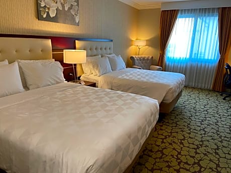 Standard Queen Room with Two Queen Beds and Mobility Accessible Tub