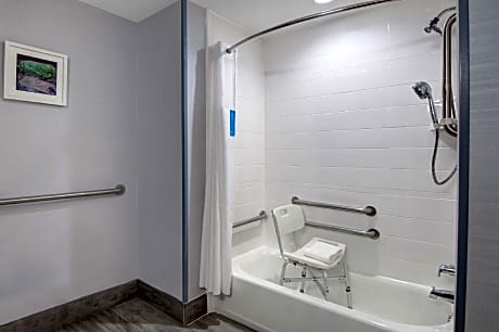 2 Queen Accessible with Tub Non-Smoking