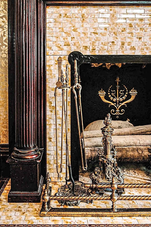 Classic Queen - Curry Mansion with Heated Pool