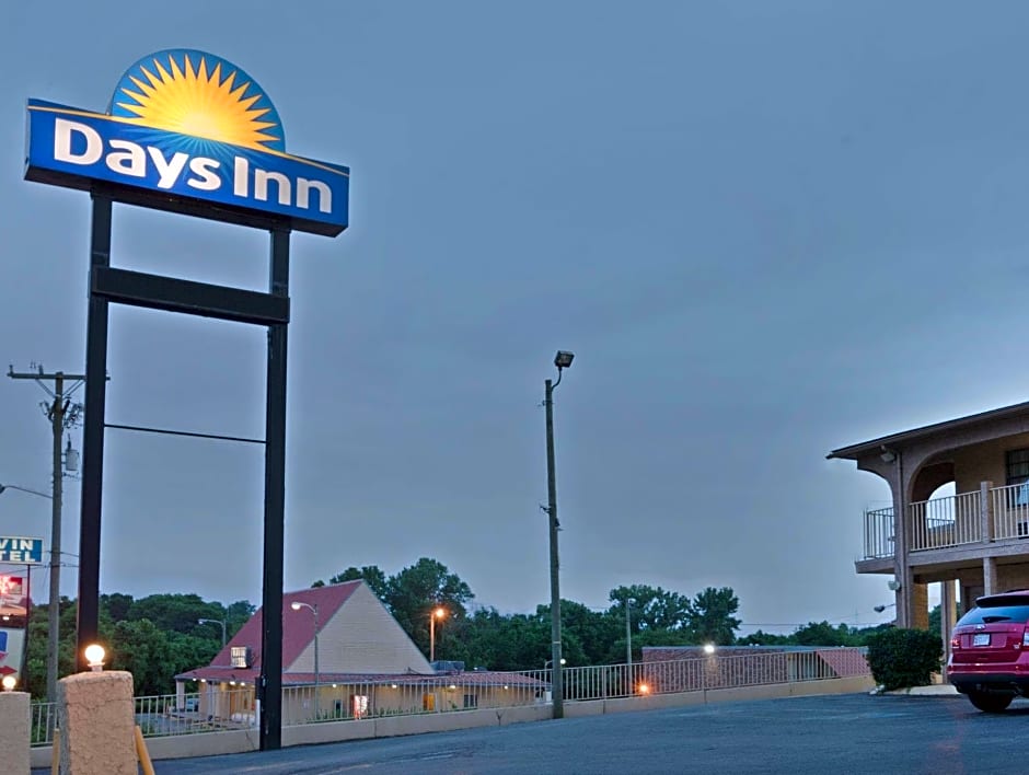 Days Inn by Wyndham Downtown-Nashville West Trinity Lane
