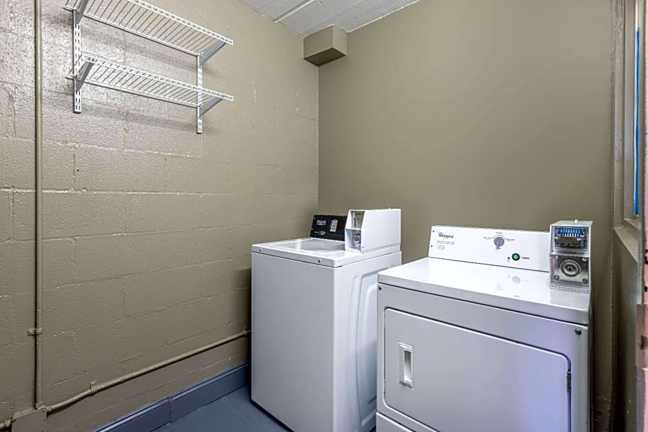 Days Inn & Suites by Wyndham Fayetteville NW Ft Bragg