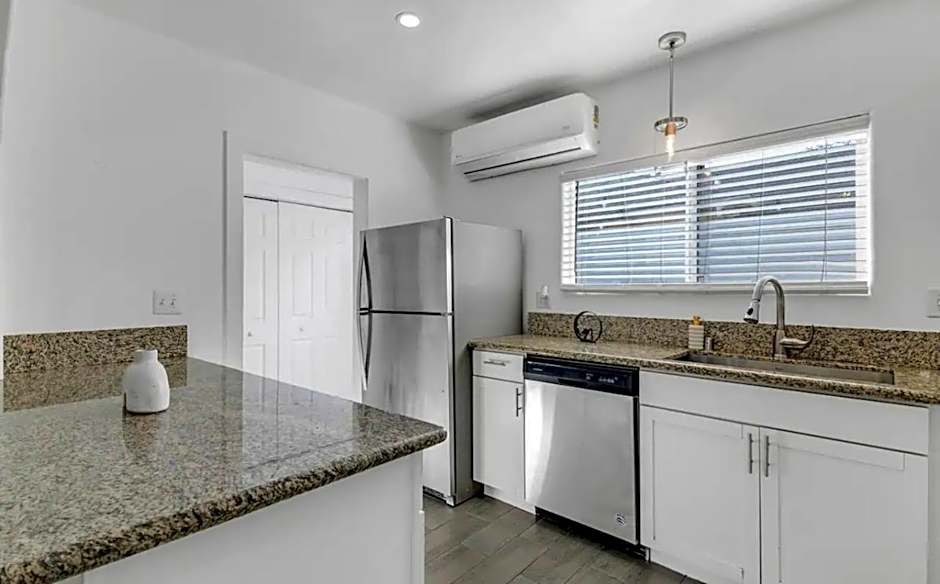 Luxury Mid City Home With Firepit