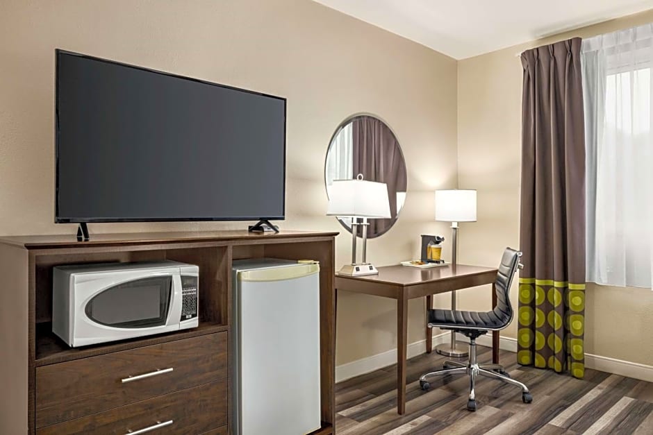 Super 8 by Wyndham Sarnia ON
