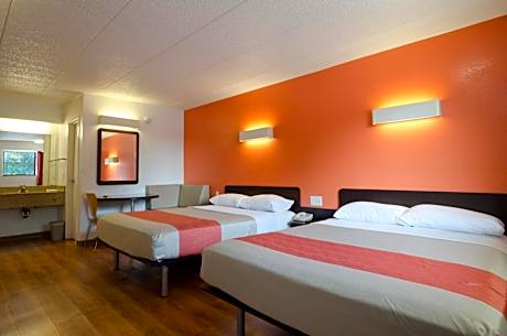 Queen Room with Two Queen Beds - Disability Access - Roll In Shower