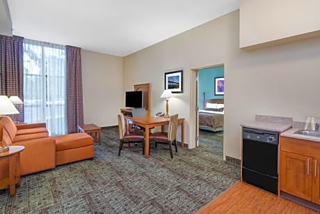 One-Bedroom King Suite with Communications Accessible Tub
