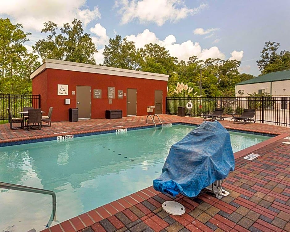 Comfort Suites near Tanger Outlet Mall