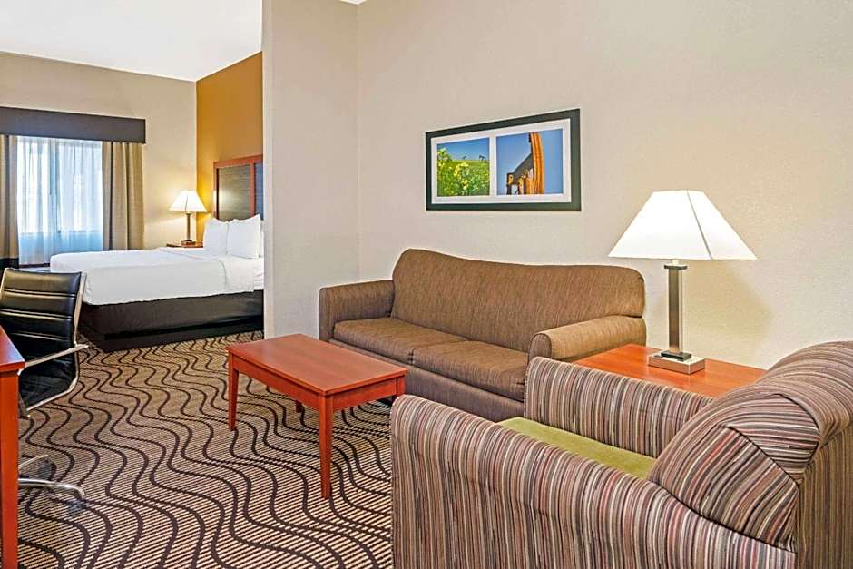 La Quinta Inn & Suites by Wyndham Midwest City - Tinker AFB