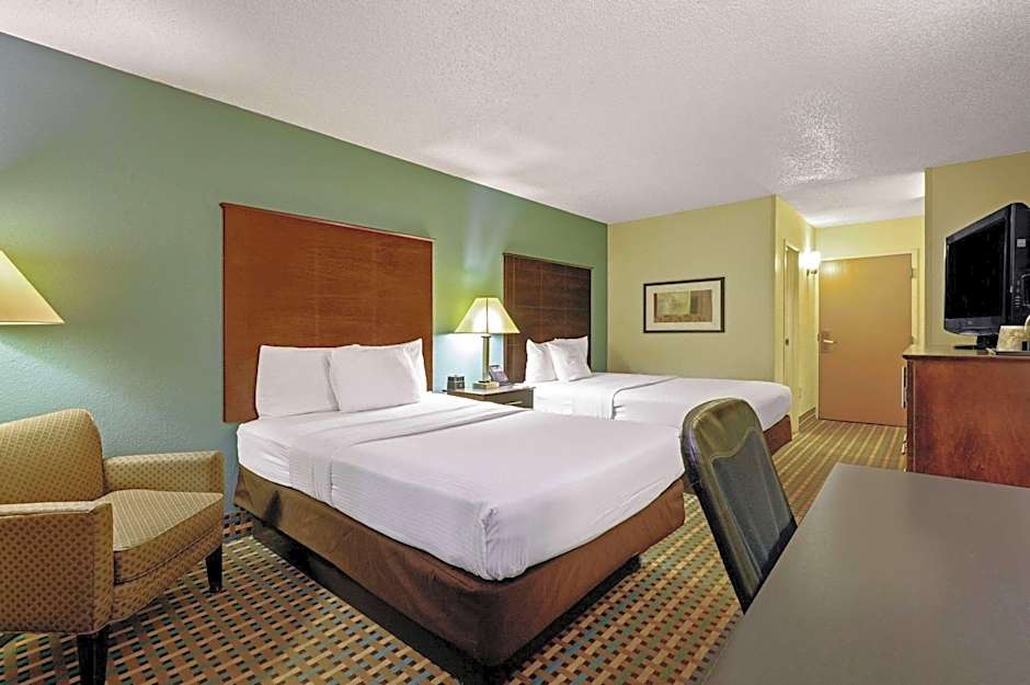 La Quinta Inn & Suites by Wyndham Maingate Fort Jackson