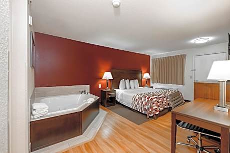 Suite King with Jetted Tub Smoke Free