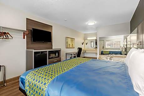 1 Suite Queen Bed Smoking Jacuzzi Tub