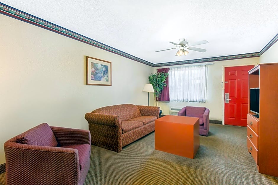 Days Inn & Suites by Wyndham Marshall