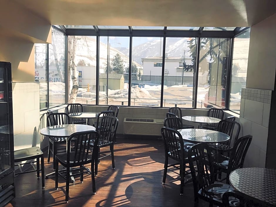 Days Inn and Suites by Wyndham Downtown Missoula-University
