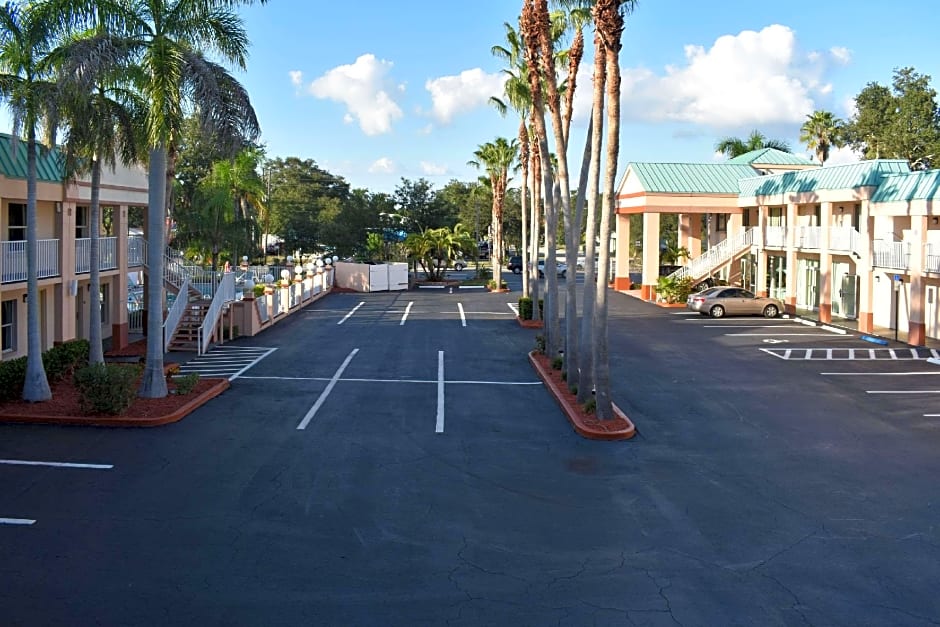 Econo Lodge Inn & Suites