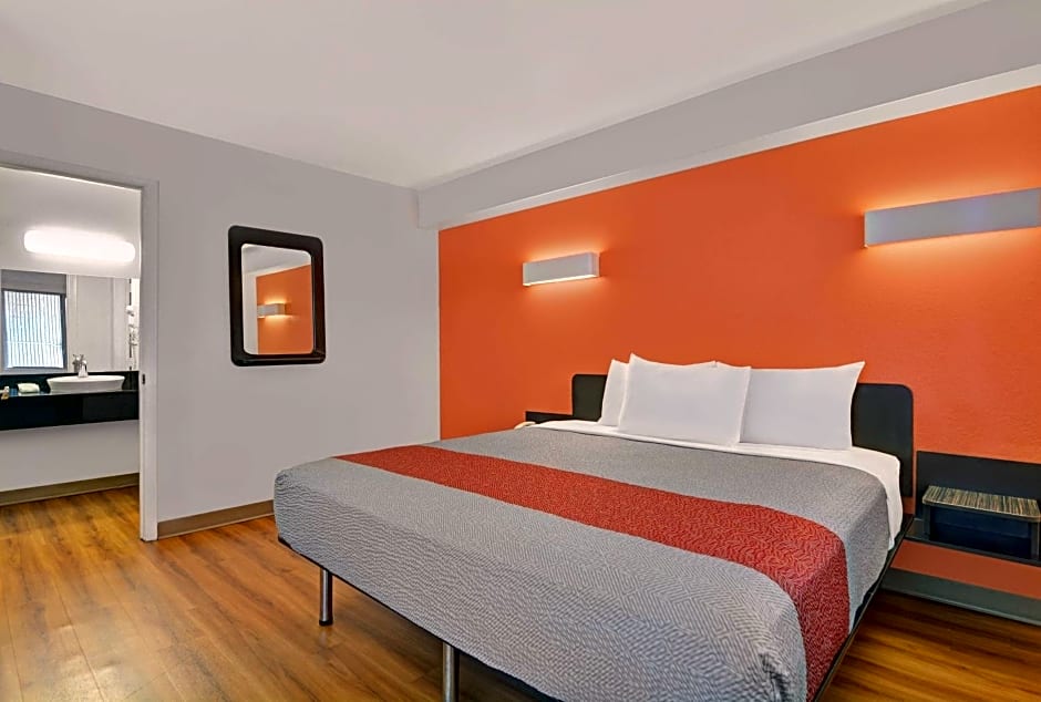 Motel 6 Cutler Bay