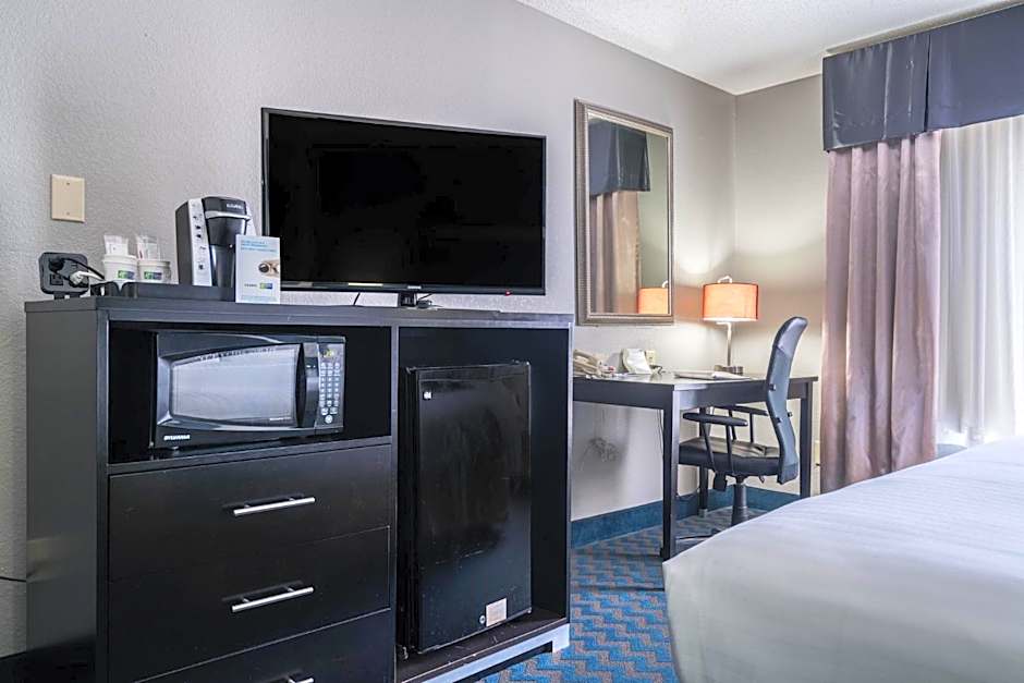 Holiday Inn Express & Suites Roanoke Rapids