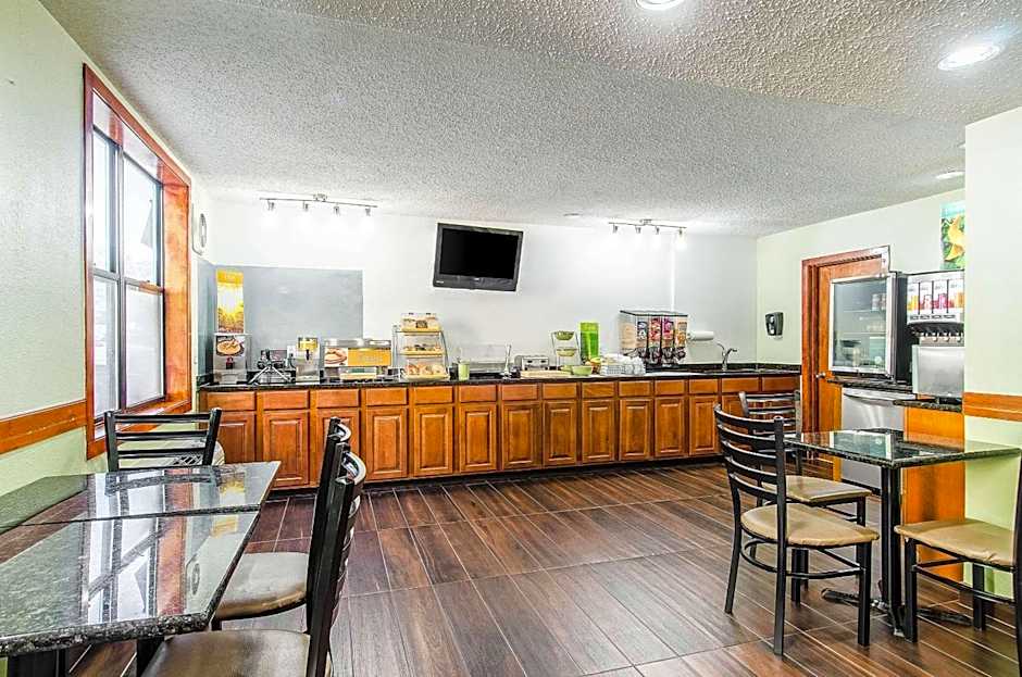 La Casa Inn & Suites-Middleboro