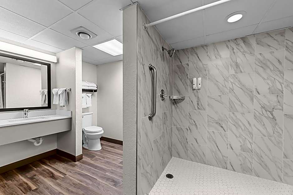 Quality Inn & Suites At Dollywood Lane