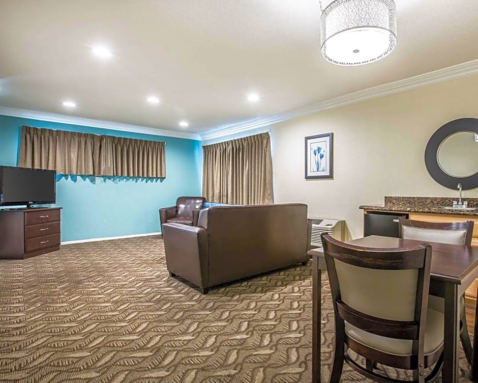 Rodeway Inn & Suites