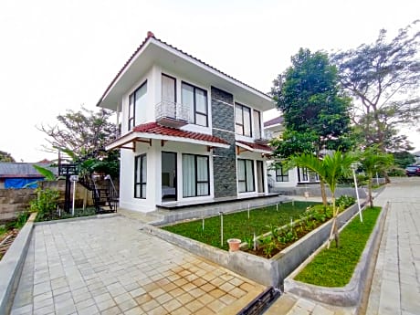 Villa Papatong by M Bogor Mitra RedDoorz