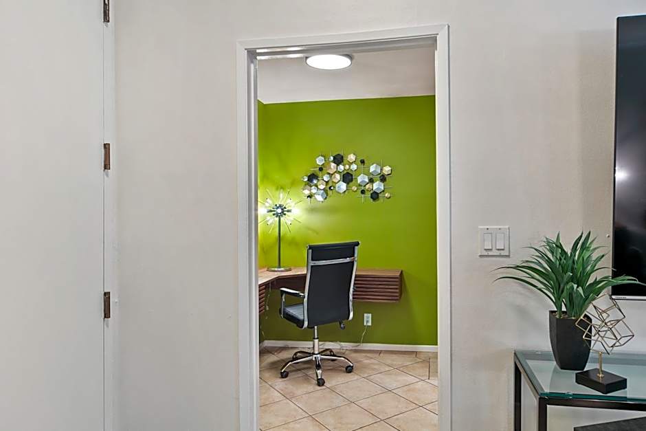 Beverly Hills Gem 1 BR Apt with Parking 218