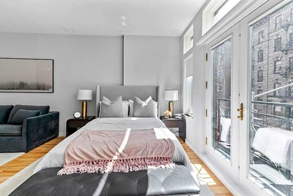 Luxe Studio w Juliet Balcony in Upper East