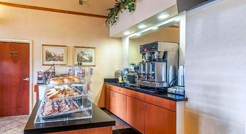 Econo Lodge Inn & Suites Middletown