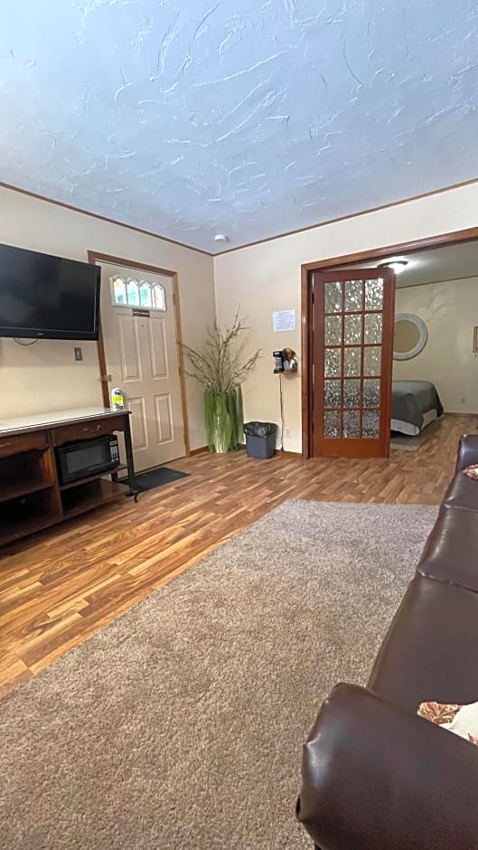 Cedar Wood Inn
