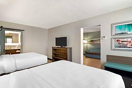 Queen Suite with Two Queen Beds - Non-Smoking