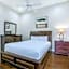Modern 4BR Penthouse in Downtown by Hosteeva