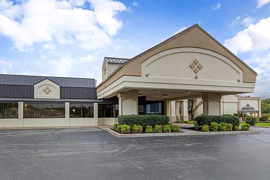 Lamplighter Inn and Suites