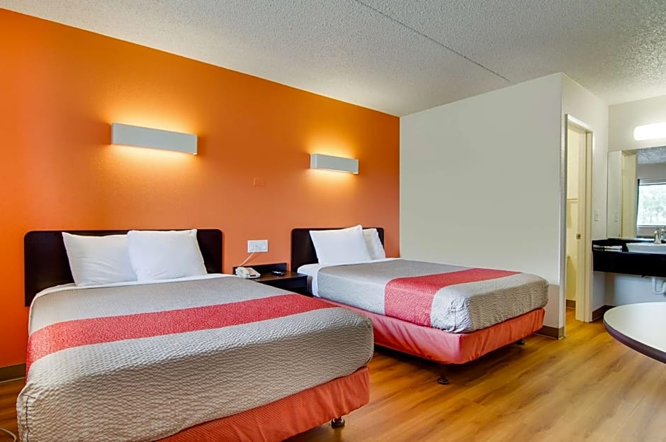Motel 6-Salina, KS