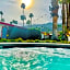 A PLACE IN THE SUN Garden Hotel - Big Units with Privacy Gardens & Heated Pool & Spa in 1 Acre Park Prime Location, PET Friendly