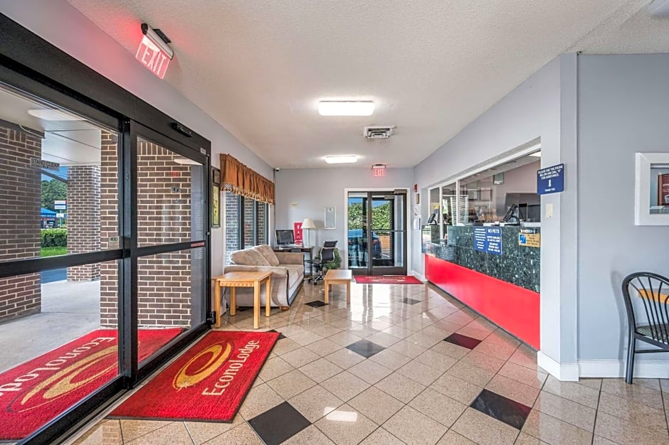 Econo Lodge Inn & Suites