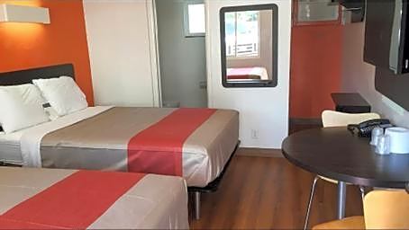 Travelodge by Wyndham Sacramento Convention Center