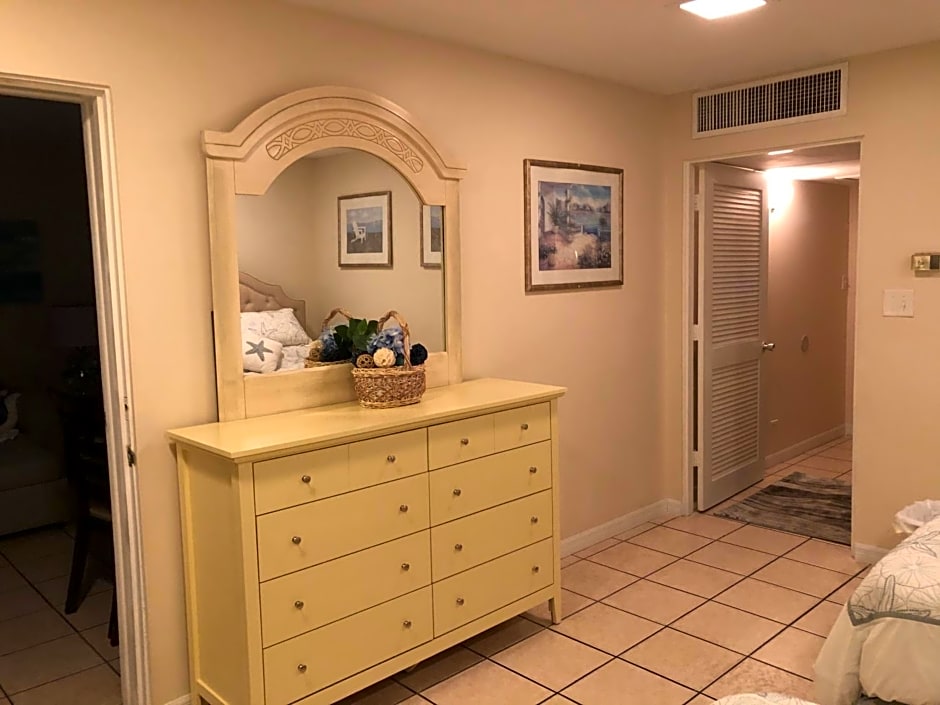 Turtle Crawl Inn - Longboat Key