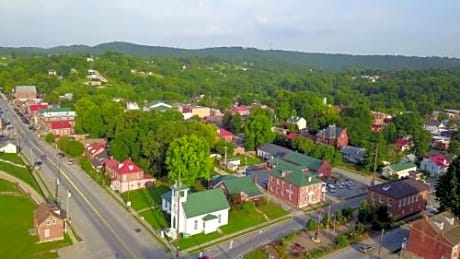 Harbor Haus Inn & Suites