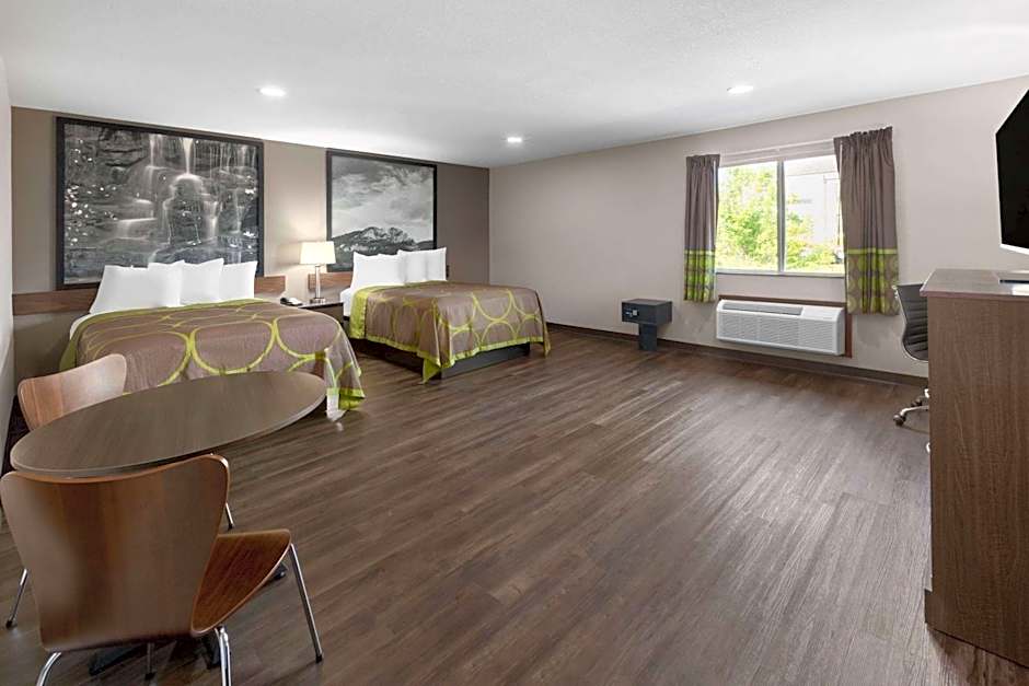 Super 8 by Wyndham Fairmont
