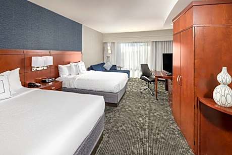 Larger Guest room, 2 Queen, Sofa bed